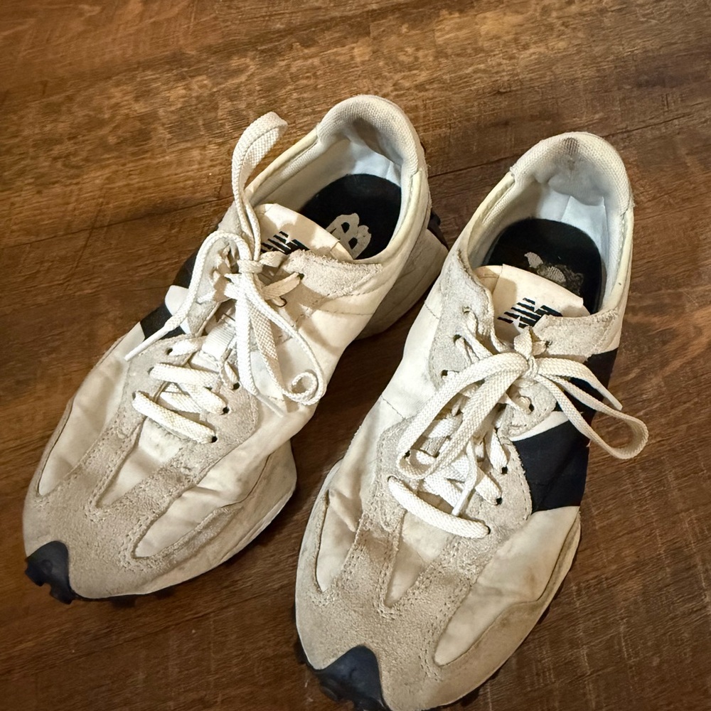 New Balance 327 Sneakers • Women’s 6.5 • Cream/Black